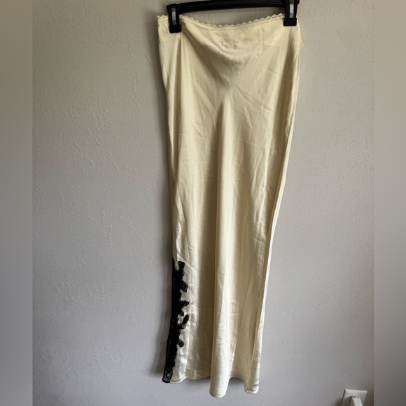 NWT Nasty Gal Cream Satin Applique Midi Skirt Co-Ord Womens 6 Lace Split Hem - Picture 4 of 7